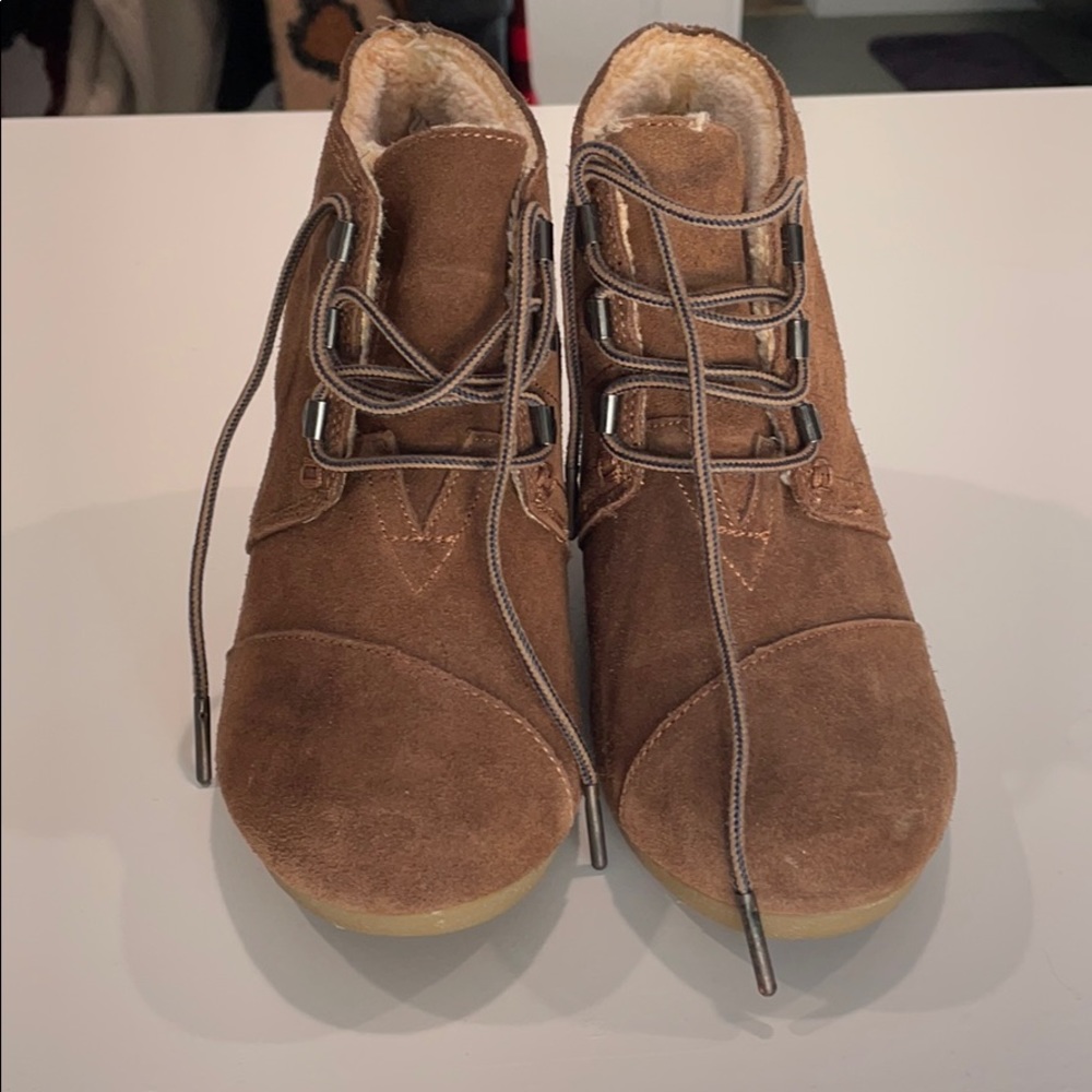 Brown fleece lined wedges
